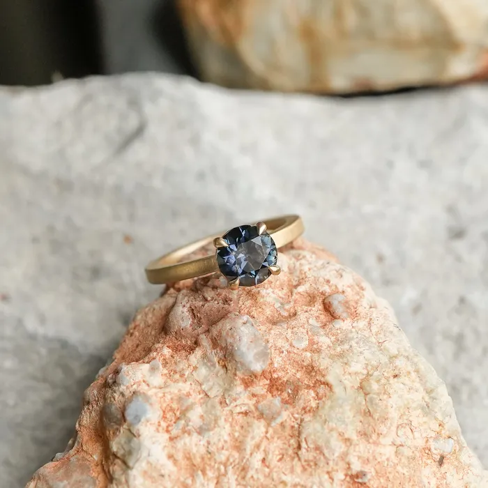 Quest Minerals 172ct ColorShifting Songean Sapphire Flat Band 4 Prong Solitaire in 18k Yellow Gold Rings