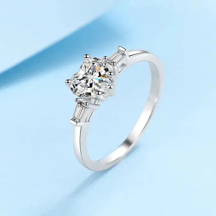 Luxus Moissanite Platinum Plated Silver 3 Stone Heart Moissanite Ring 12ct Total Rings