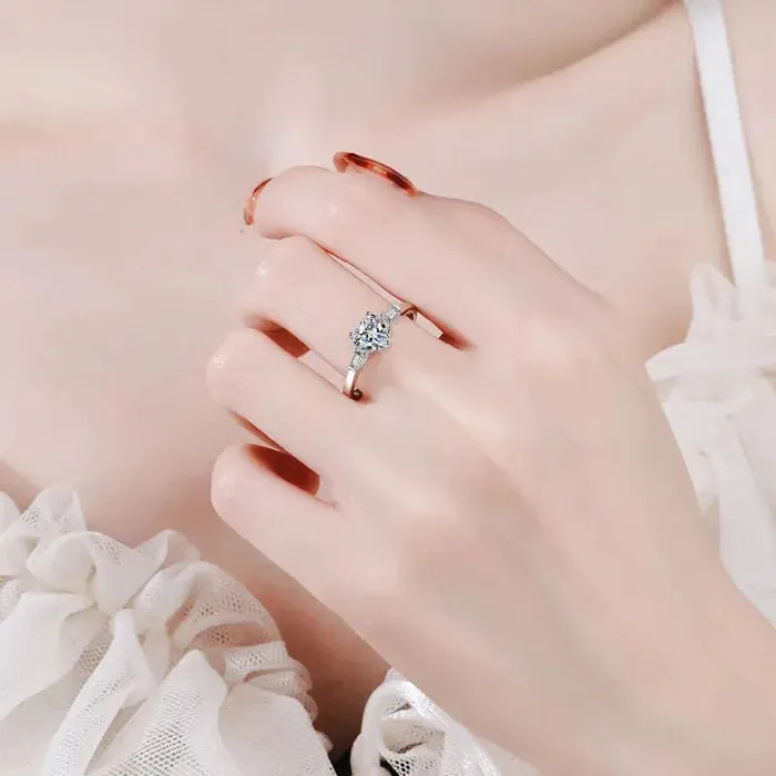 Luxus Moissanite Platinum Plated Silver 3 Stone Heart Moissanite Ring 12ct Total Rings