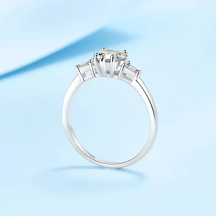 Luxus Moissanite Platinum Plated Silver 3 Stone Heart Moissanite Ring 12ct Total Rings